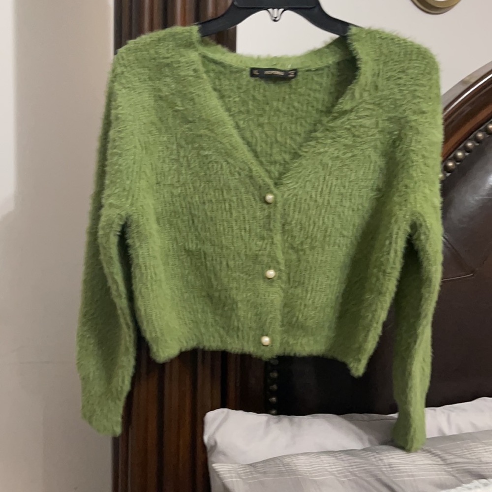 Beautiful 😻 sweater! New Never 👎🏼 worn must have😘